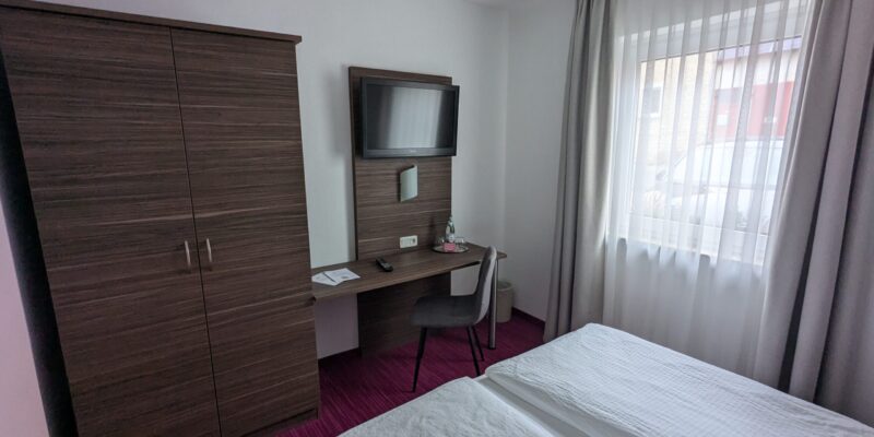Arbeiten und Schrank