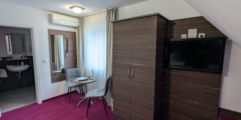 Sitzecke und Schrank
